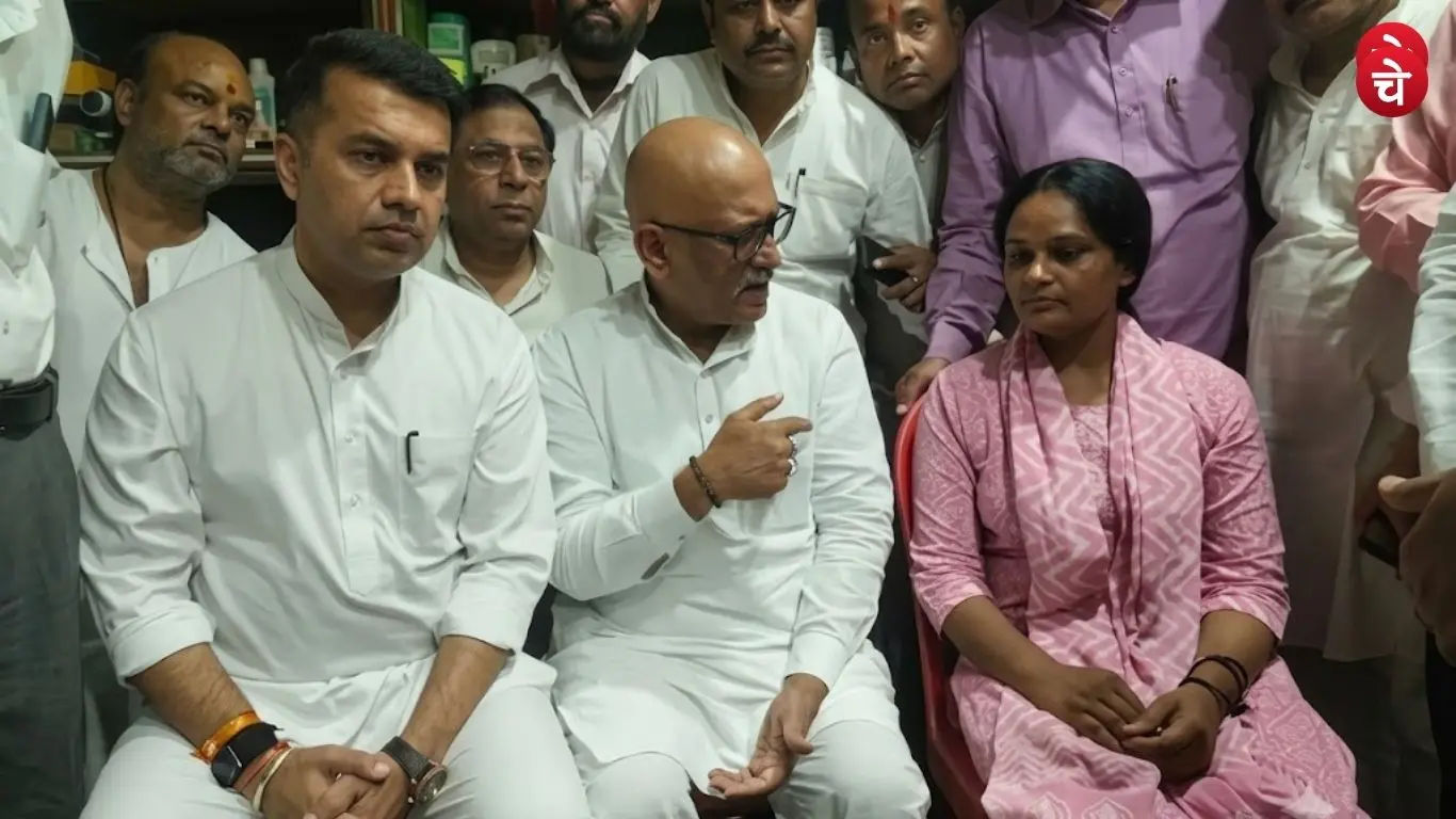 Uttar Pradesh Congress State President Ajay Rai and other Congress workers met a woman affected by the rains