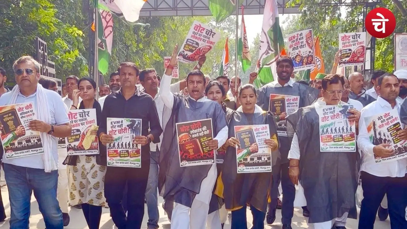 ग्रेटर नोएडा में कांग्रेस ने मनाया काला दिवस, कलेक्ट्रेट पर प्रदर्शन