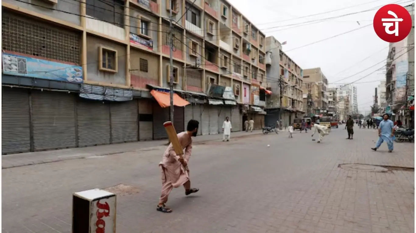 पाकिस्तान में लग गया लॉकडाउन, भारत सतर्क
