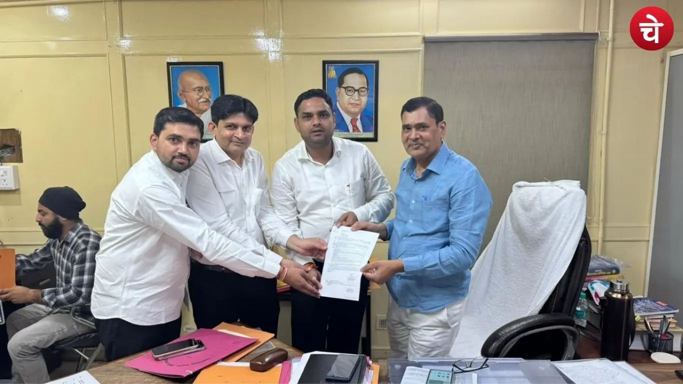 Deed writers and lawyers submitting a memorandum to AIG of  Registration Department Lucknow