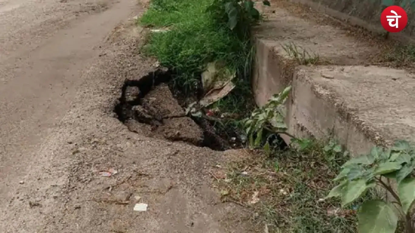 Dilapidated Yamuna Pushta Road