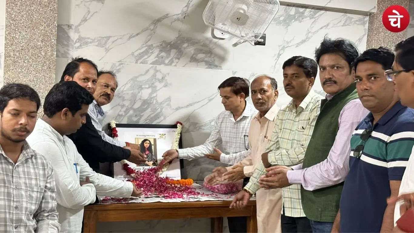 Senior journalists paying tribute Mrs. Geeta Raghuvanshi at Noida Media Club