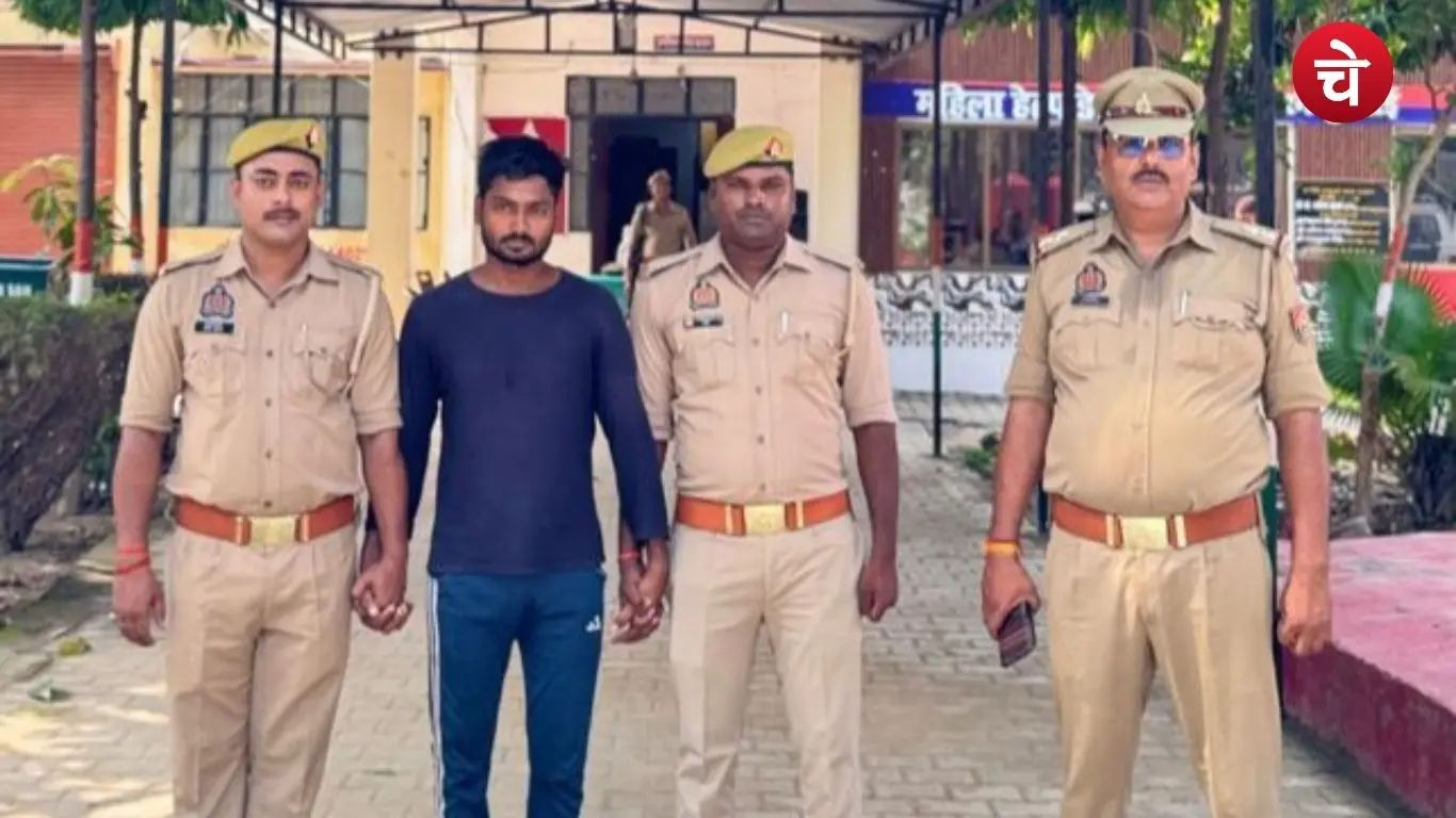30-year-old Sarvesh Singh, an accused carrying a reward of 25000 in the custody of Azamgarh Police