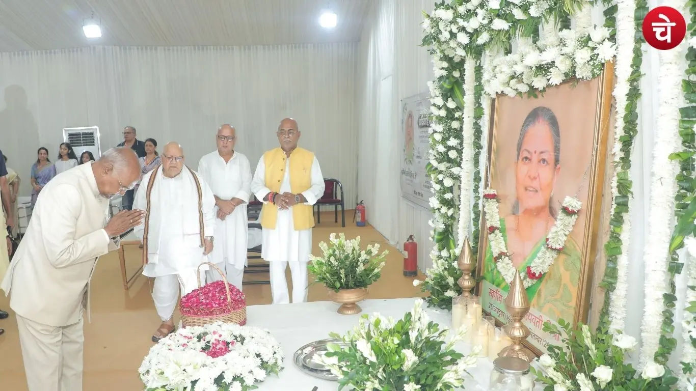 A photo of former President of India Ram Nath Kovind paying tribute to Satyavati Mishra