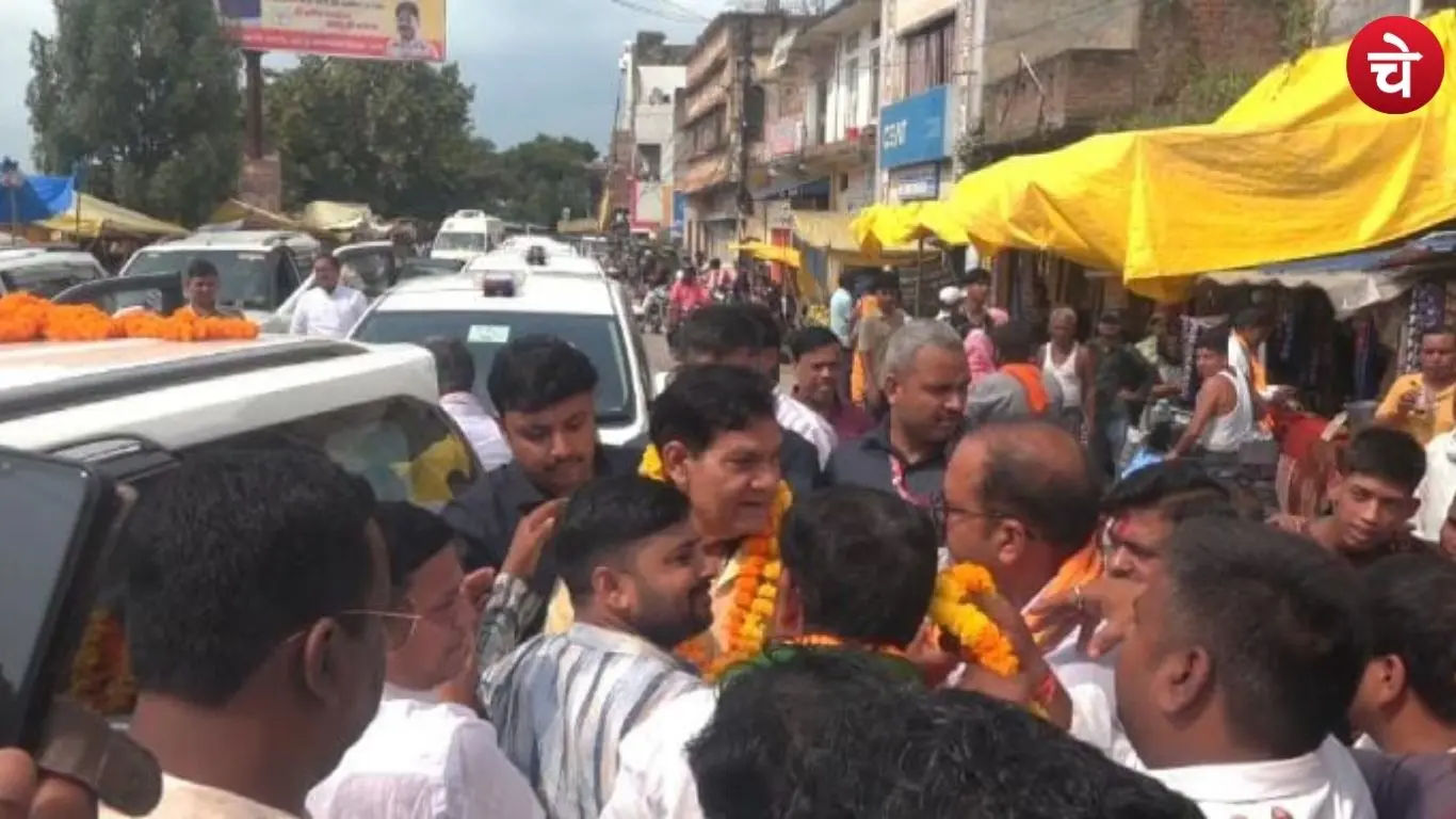 A photo of the crowd welcoming Uttar Pradesh government minister A.K. Sharma