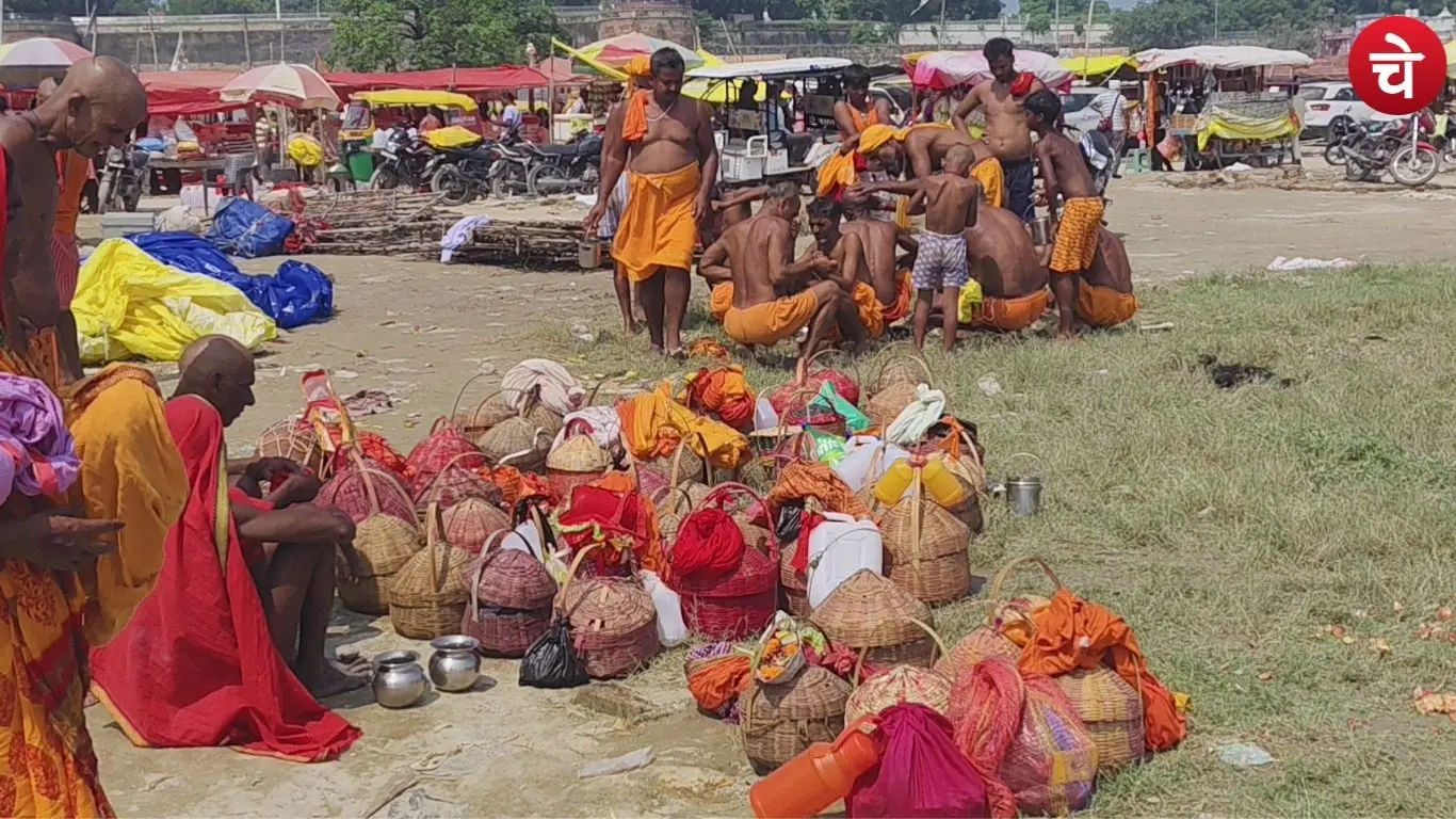 A picture of people performing Pind Daan at the Sangam in Prayagraj