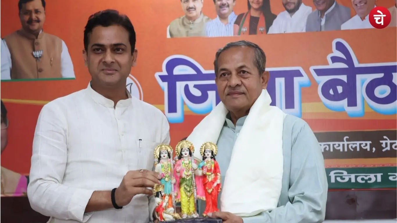 Abhishek Sharma, BJP District President of Gautam Buddha Nagar, welcoming Nawab Singh Nagar, the Regional President of BJP Western Uttar Pradesh, at the BJP district executive committee meeting in