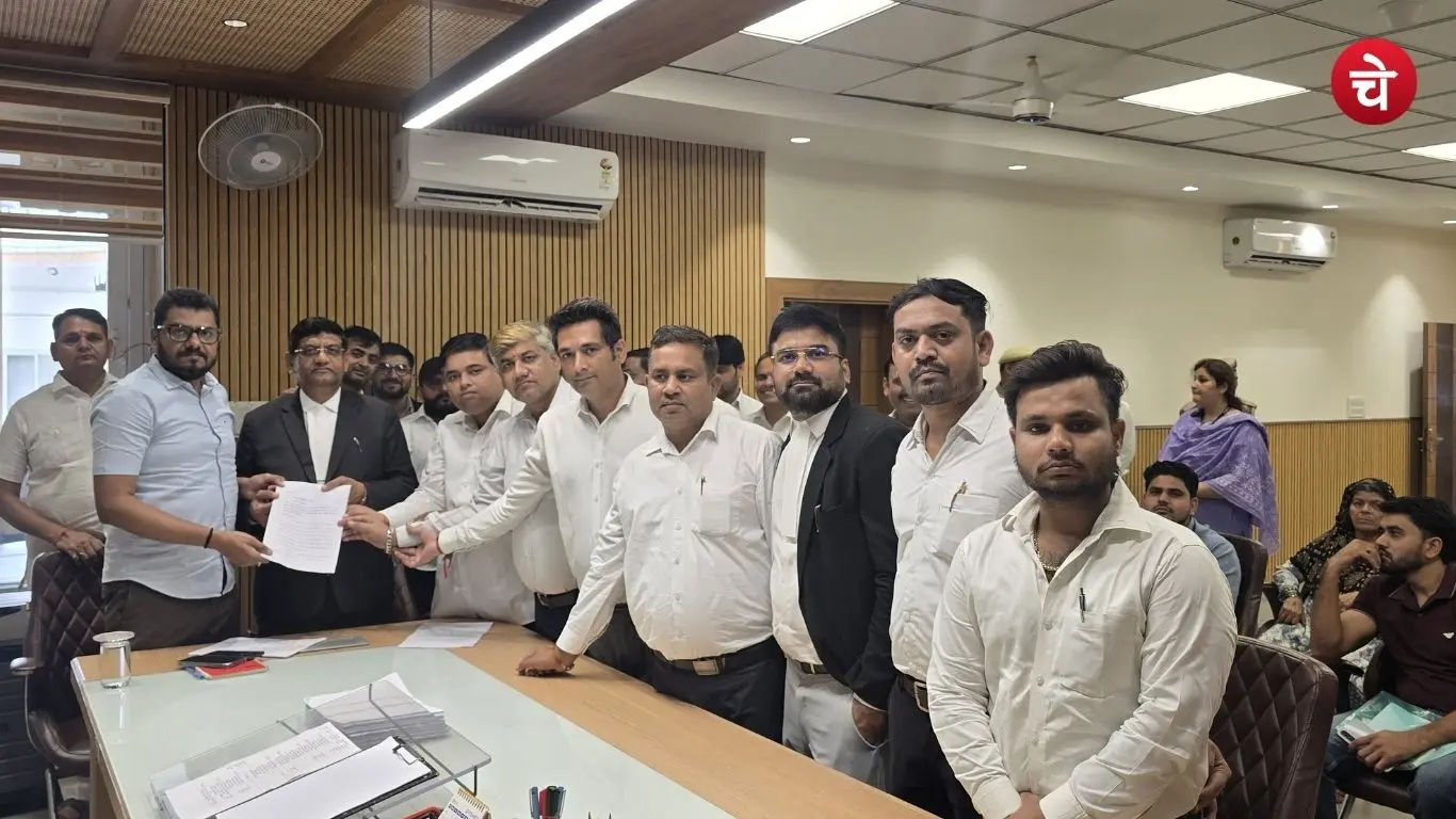 Advocates of the Gautam Buddha Nagar District Court submitting a memorandum to Additional District Magistrate (Land Acquisition) Arun Kumar Singh