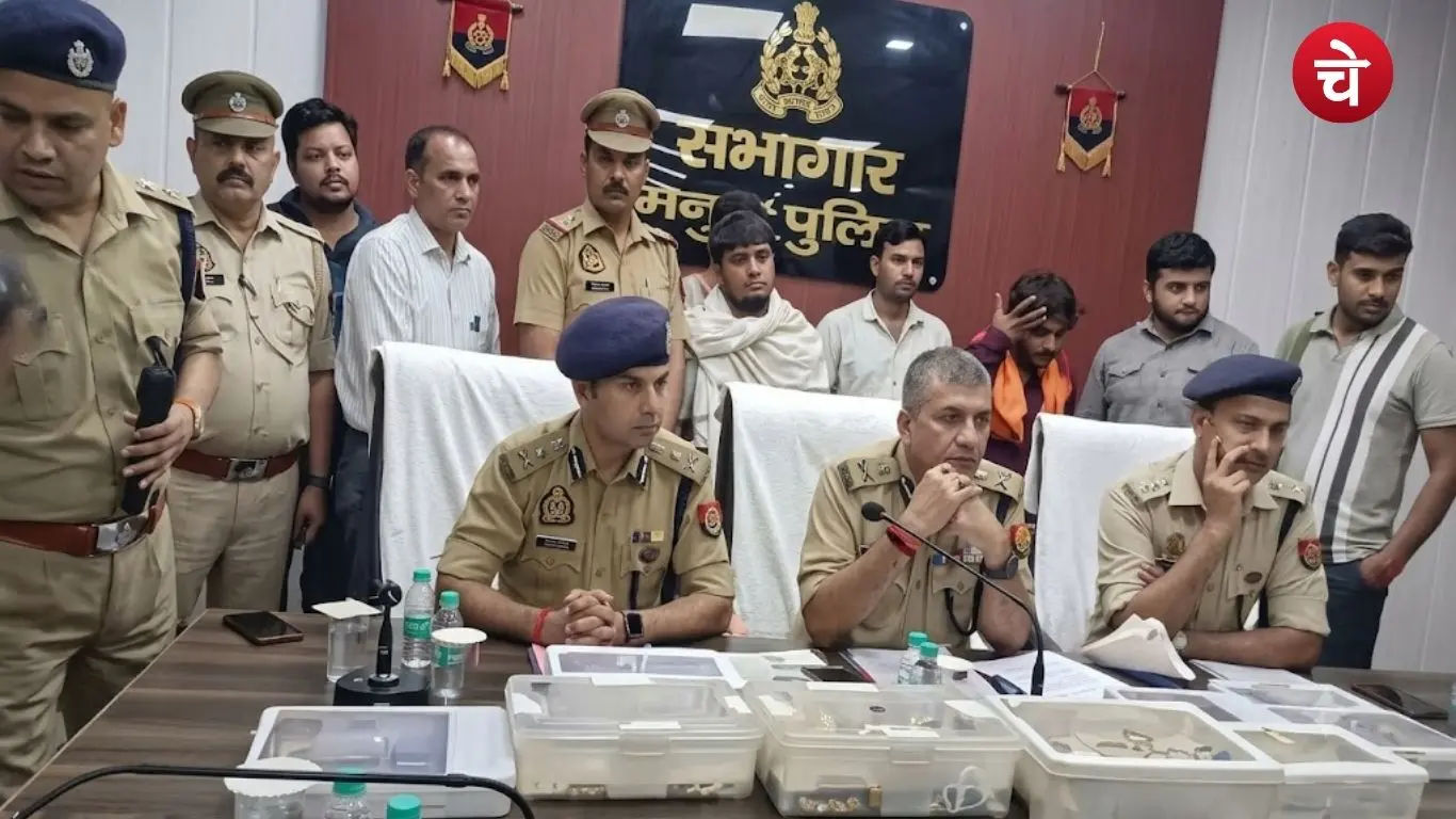 Agra DIG and Mathura SSP providing details regarding the major theft at Jugal Kishore Jewellers