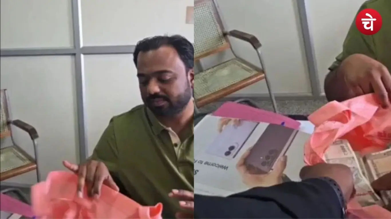 कुर्सी पर GST अधिकारी, सामने नोटों की गड्डियां, कैमरे में कैद हुआ पूरा घटनाक्रम