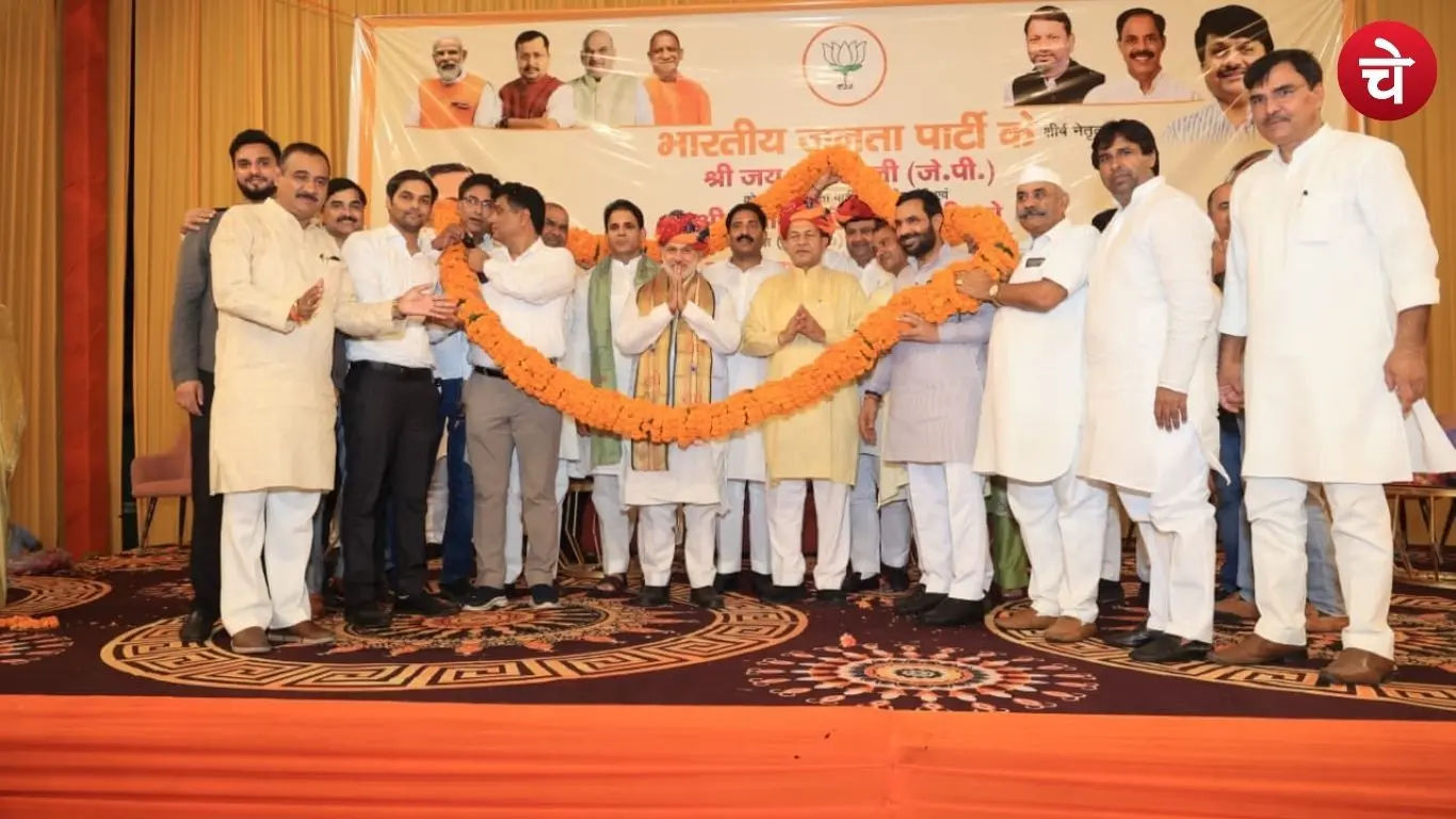 Dignitaries felicitating the newly appointed BJP National Secretary JP Singh and Western Uttar Pradesh Regional President Nawab Singh Nagar in Noida by presenting them with turbans