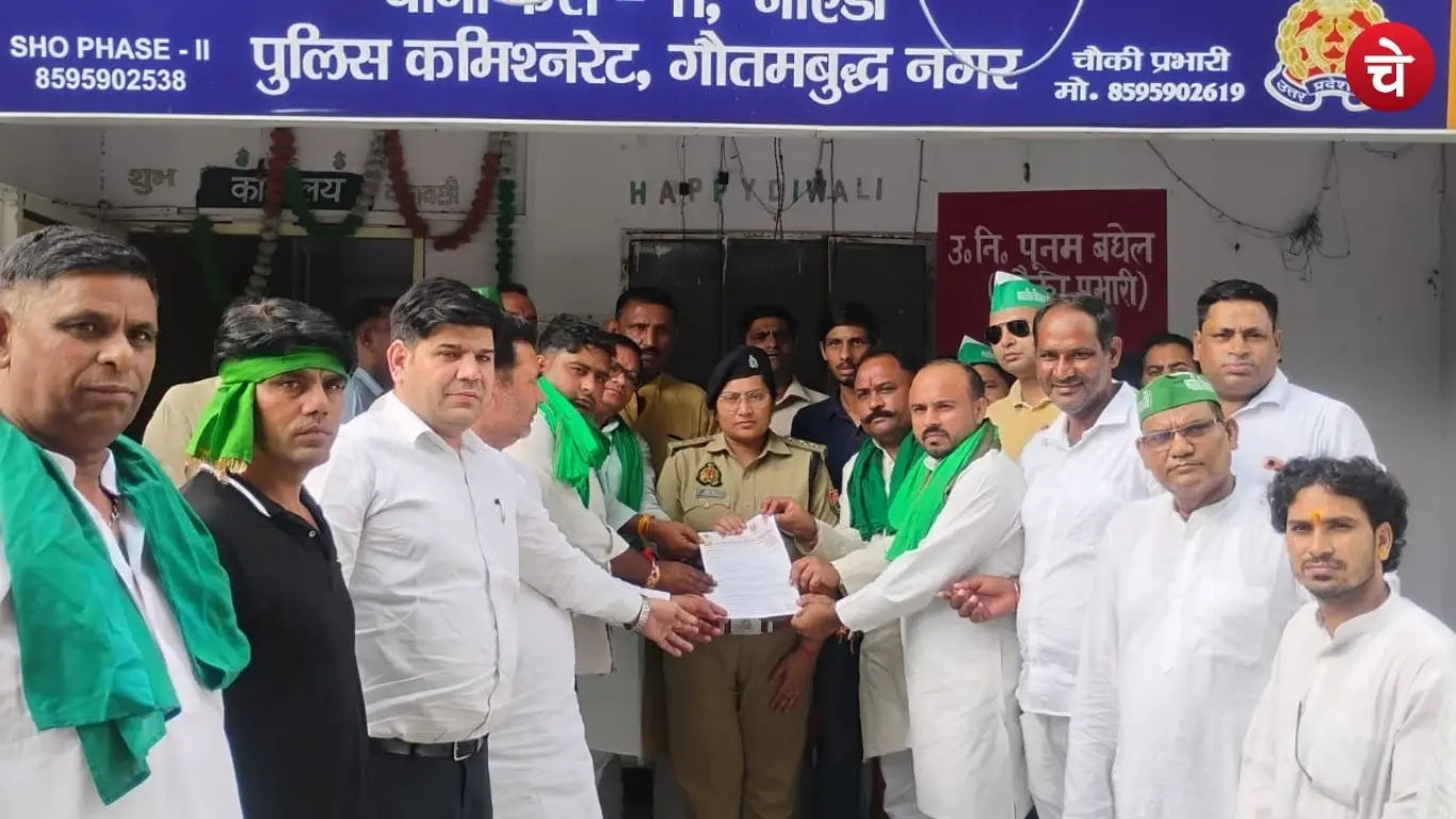 Farmer leaders from the Bharatiya Kisan Union (Bhagat Singh) organization submitting a memorandum to the ACP of Noida's Phase-2 police station