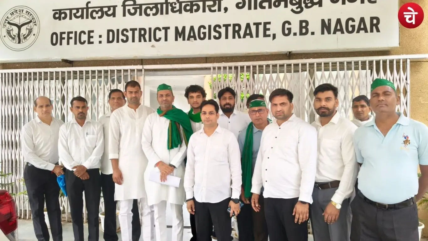 Farmers submitted a memorandum at the District Magistrate office demanding compensation