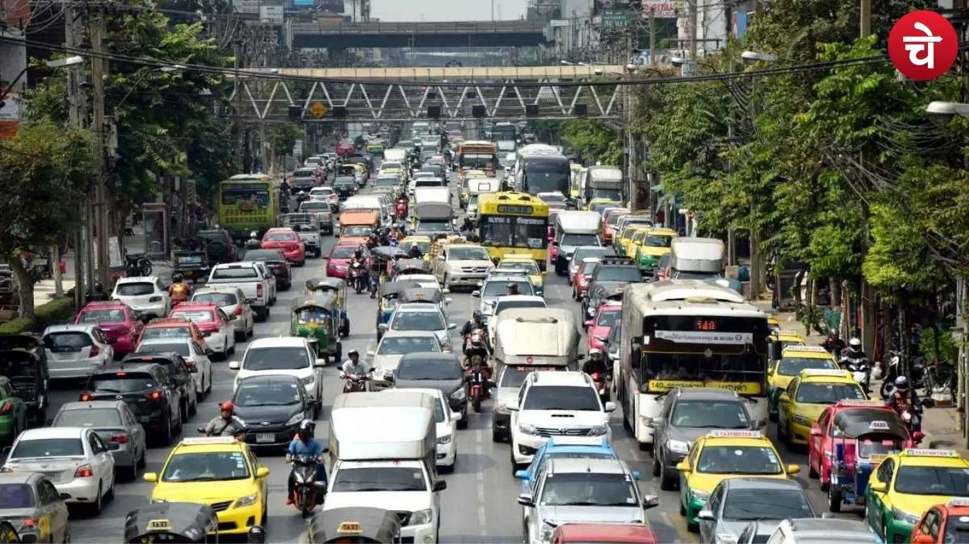 File photo of heavy traffic in Delhi
