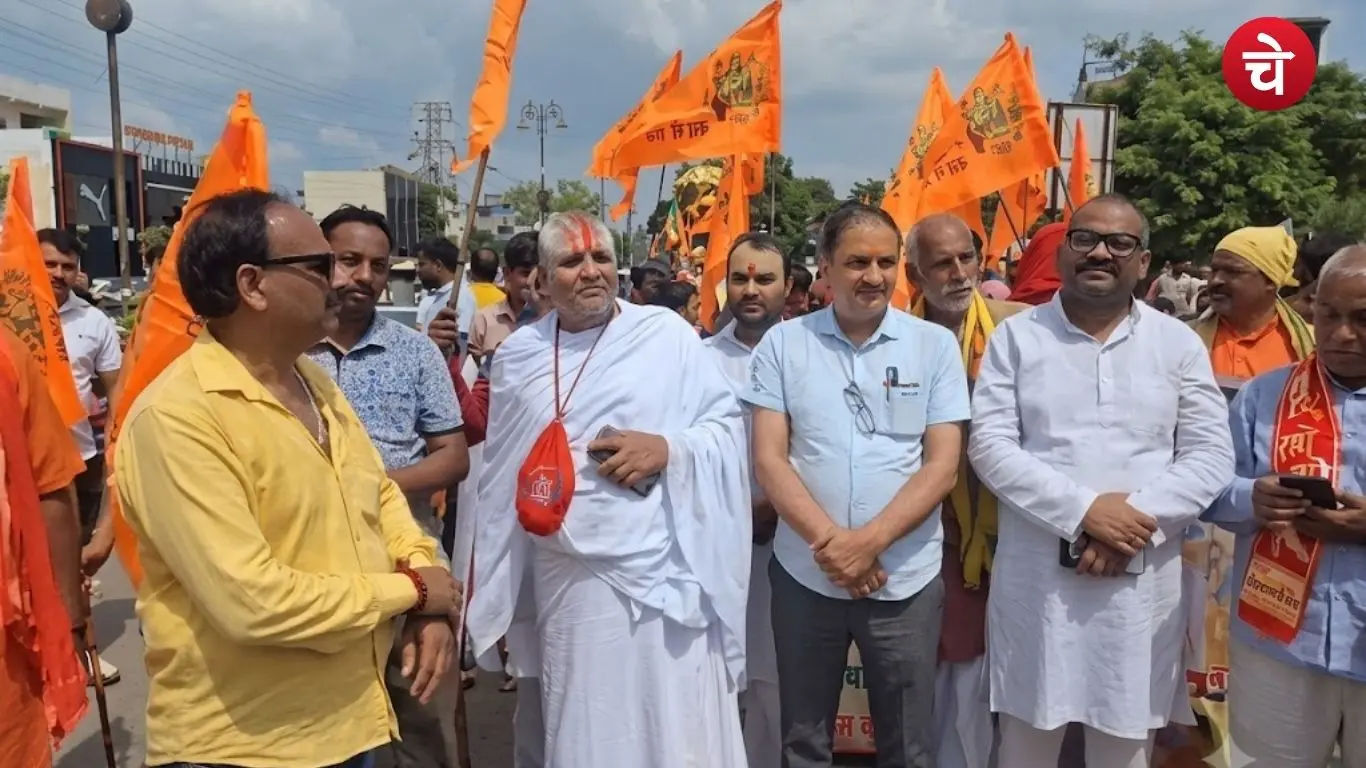 In Ayodhya under the aegis of the Vishwa Hindu Mahasangh a huge procession was taken out on the death anniversary of former Mahant Avaidyanath of Gorakhpeeth, with saints, religious leaders