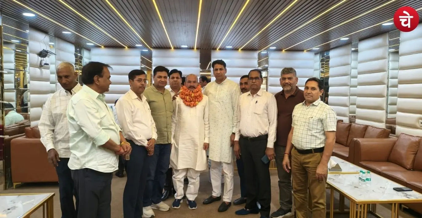 In a program organized in Greater Noida, the entire society gathered in support of Kuldeep Malik, the candidate for MLC elections from Saharanpur-Meerut Teacher Constituency