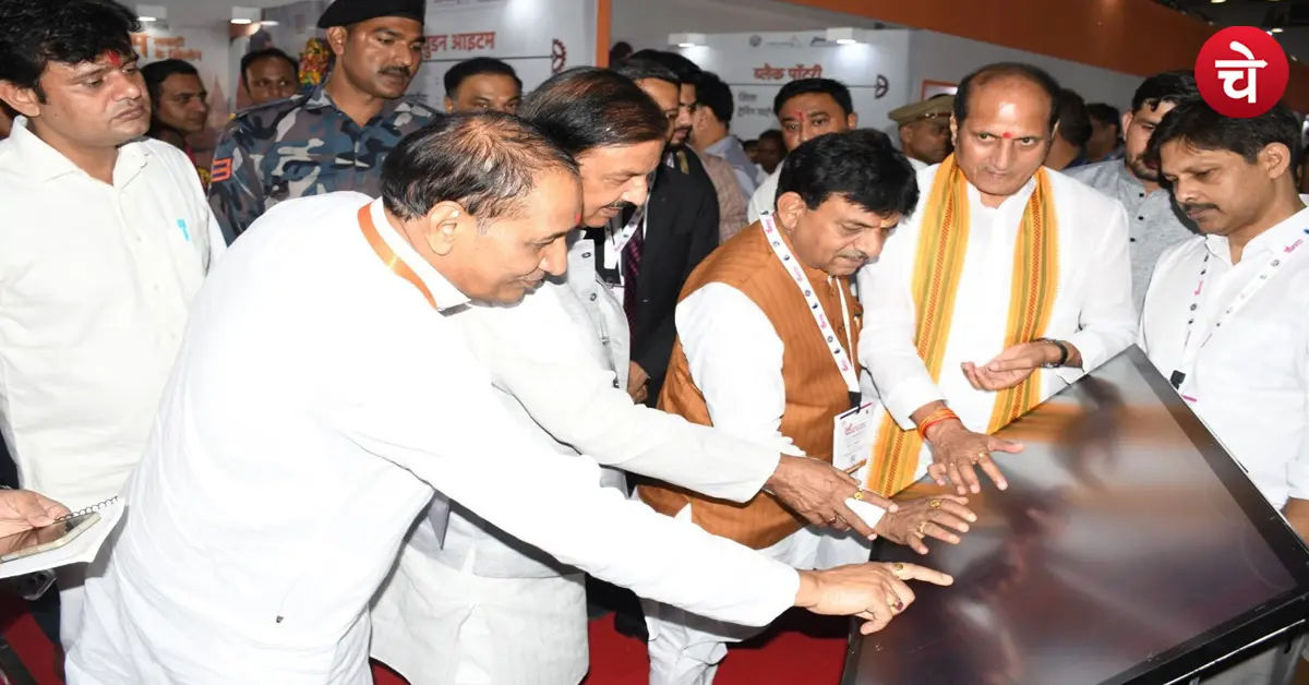 MP Dr. Mahesh Sharma with children at Mere Sapno Ka Bharat programme