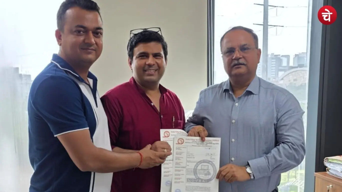 NOVRA office bearers handing over a memorandum of demands to R.P. Singh, GM (Water) Noida Authority