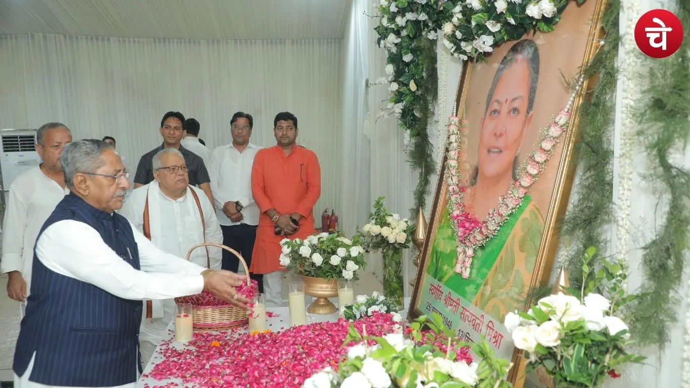 Nagaland Governor Nand Kishore Yadav paying tribute to the late Satyavati Mishra at Kalraj Mishra's residence in Noida