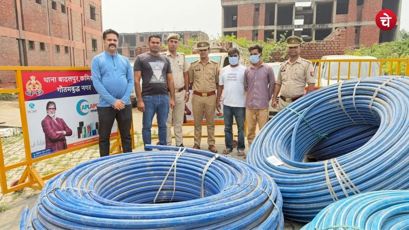 Neeraj Kumar and Rambahadur (wearing masks), arrested by the police from the Badalpur police station area in Greater Noida for the theft of optical fiber plastic pipes