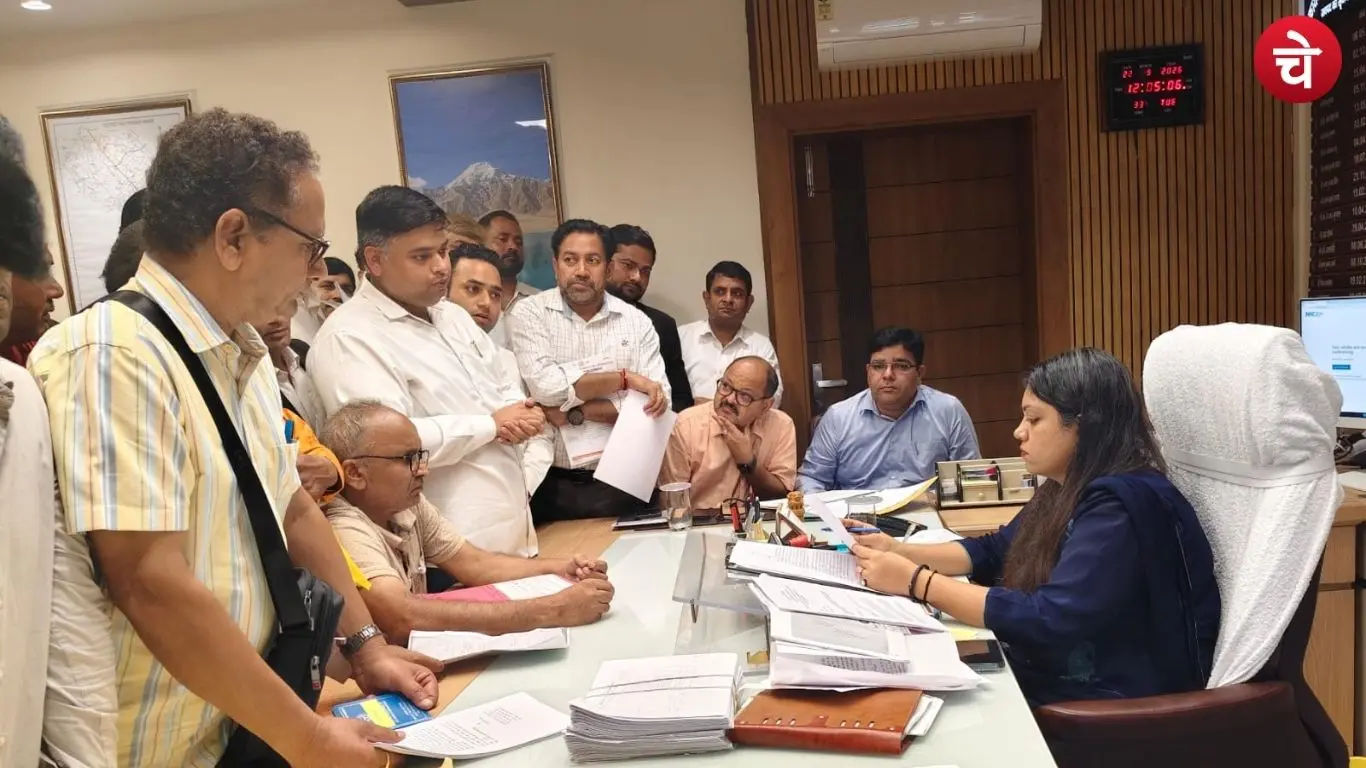 Office bearers of the Savarna Swabhiman Manch submitting a memorandum to District Magistrate Medha Rupam at the Surajpur Collectorate