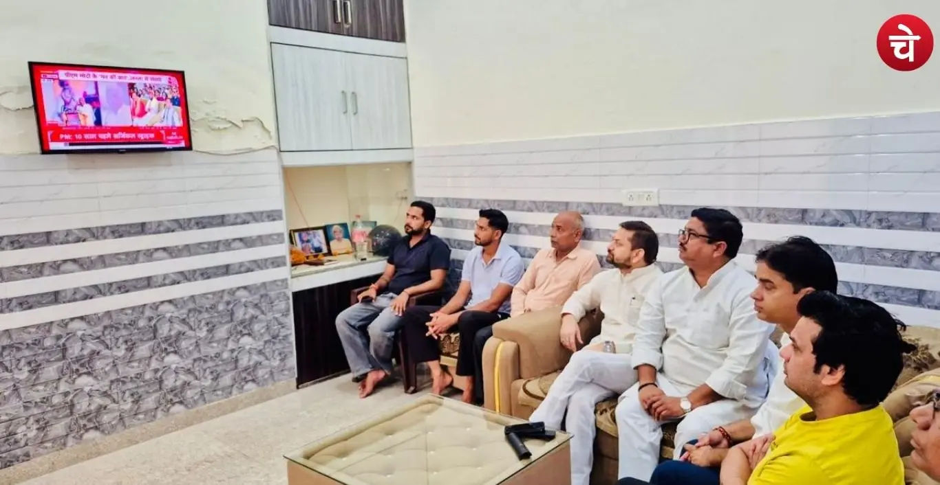 Party workers listening to Mann Ki Baat
