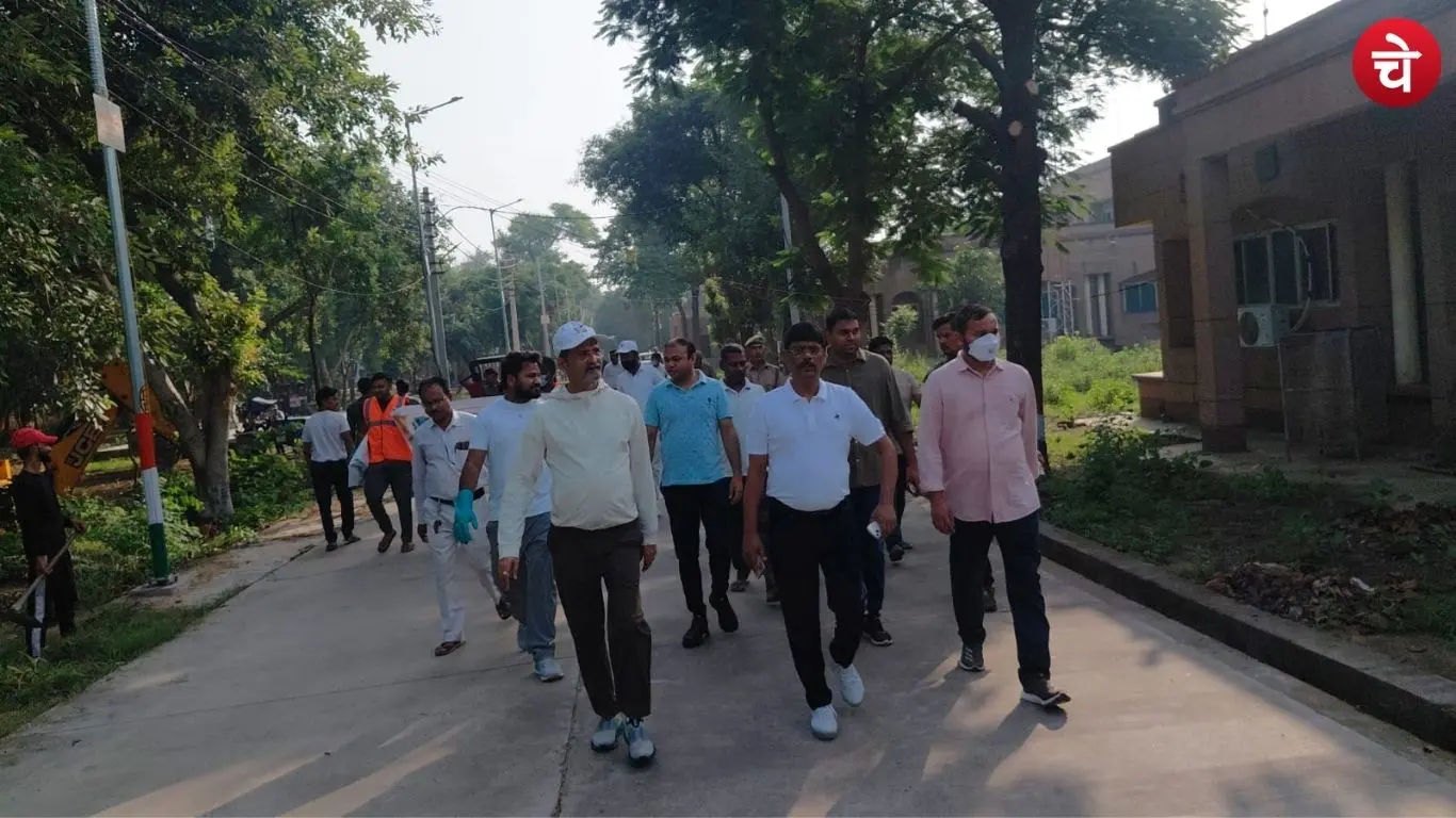 Photo of the Hathras District Magistrate and other officials participating in the cleanliness drive