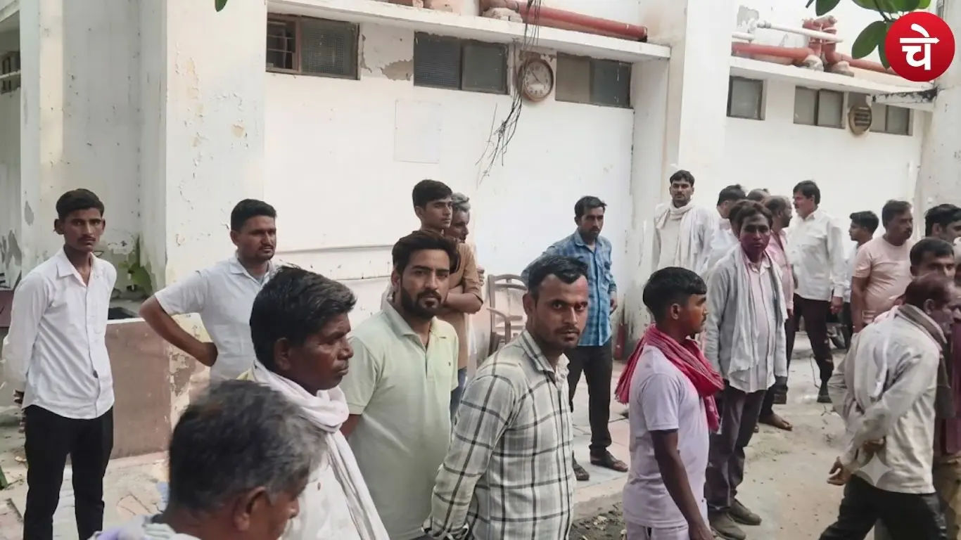 Photo of the crowd gathered after the electrocution accident