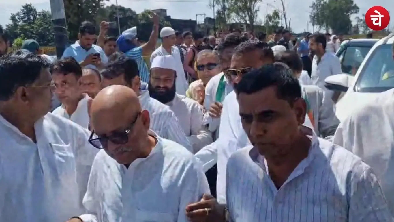 Photo of the crowd outside Mustafa Mosque