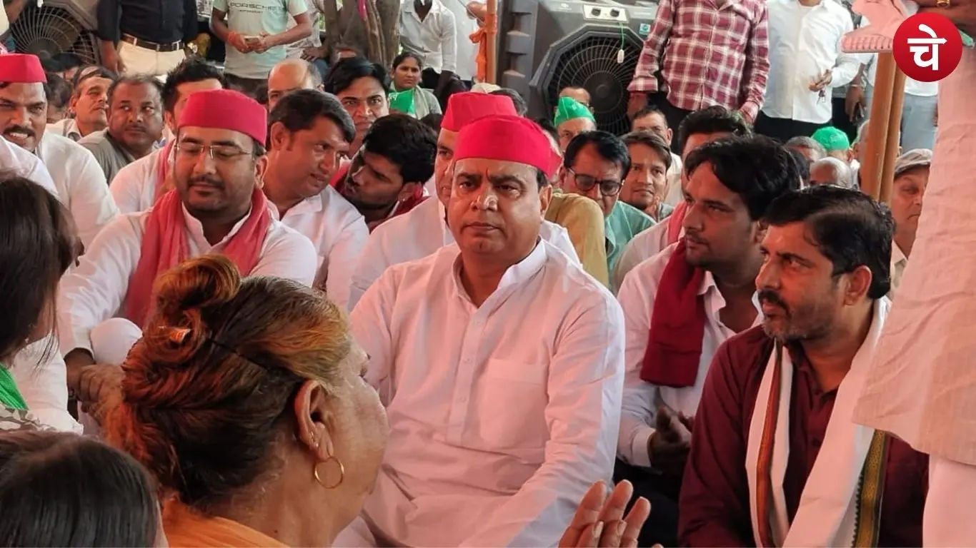 Photograph of Samajwadi Party leaders extending support to the Mahapanchayat regarding the power crisis in Noida floodplain area