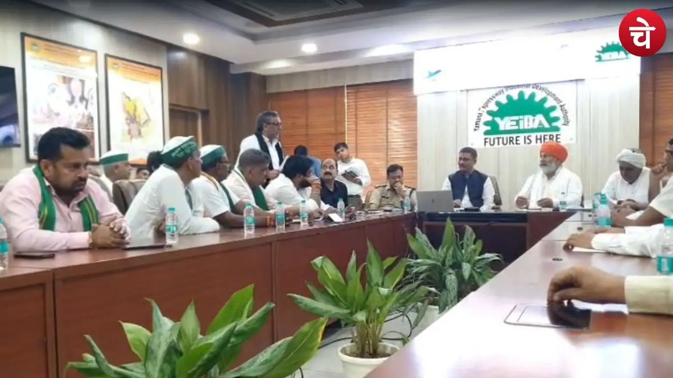 Rakesh Tikait arriving at the Yamuna Authority with farmers, and farmer leaders holding a meeting with officials