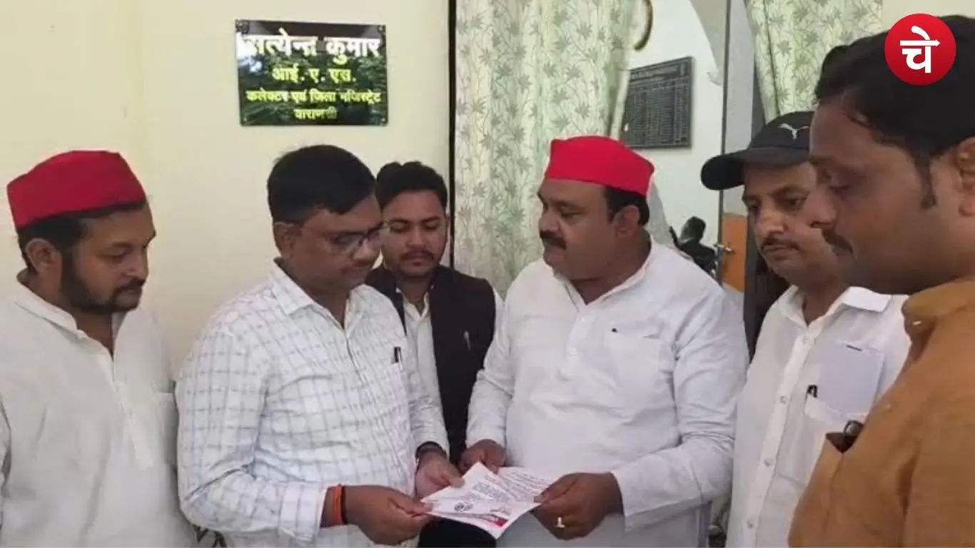 SP leader Raju Yadav submitting a memorandum regarding the matter to the District Magistrate