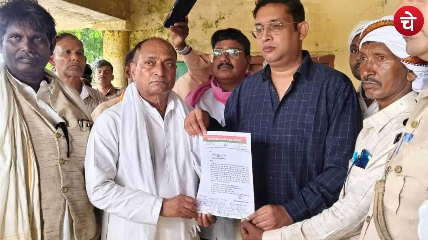 SP workers submitted a memorandum addressed to the Governor to the District Magistrate regarding the Vinod Sahni murder case