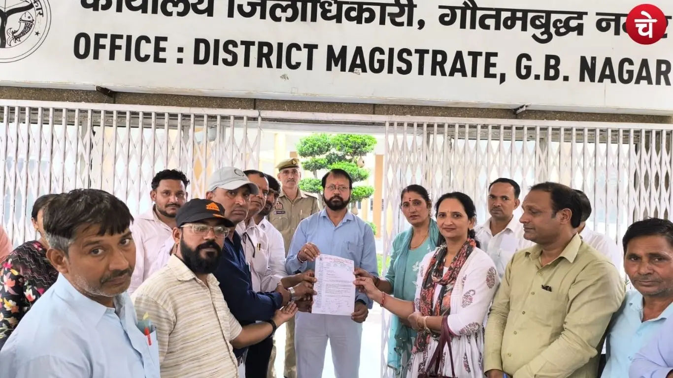 Shiksha Mitras in Greater Noida submitted a memorandum addressed to the Chief Minister