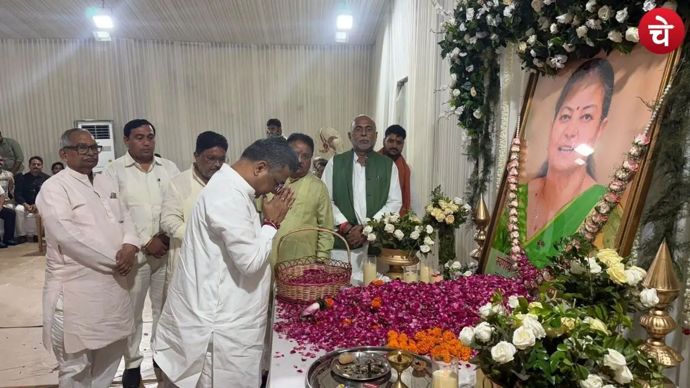 Veteran leaders paying tribute to Satyavati Mishra at Kalraj Mishra residence
