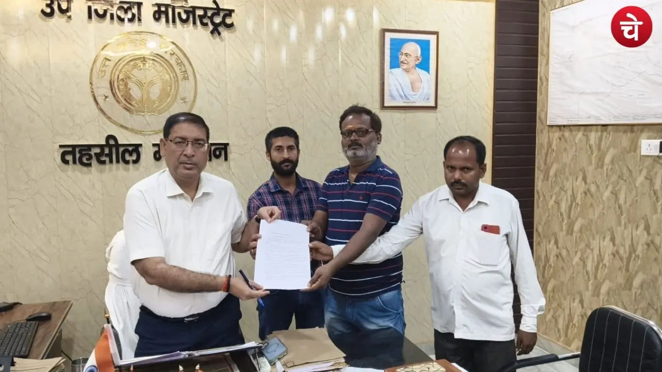 Villagers submitting a memorandum to the SDM demanding an underpass