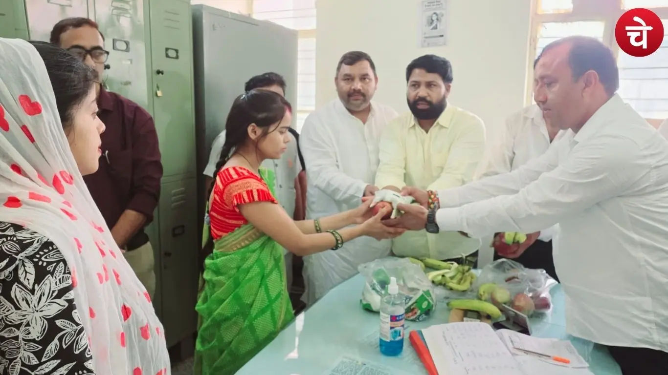 Volunteers distributing fruits to patients at CHC Dadri-Kasna