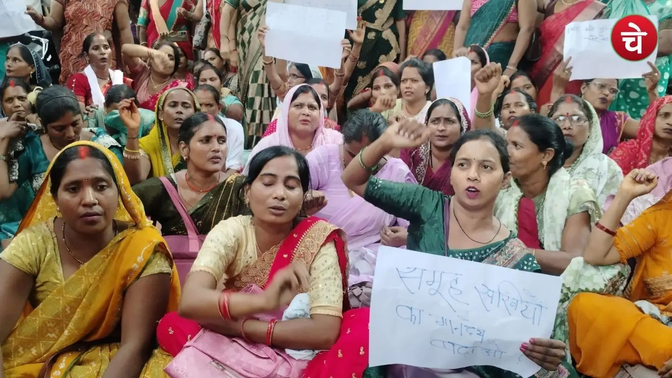'Samuh Sakhis' staging a protest at the Mirzapur Collectorate over a seven-point list of demands